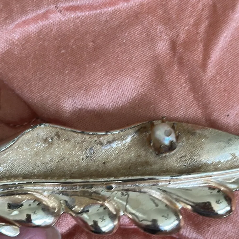 Vintage Gold Tone Leaf Brooch with Pearl‎ Accent